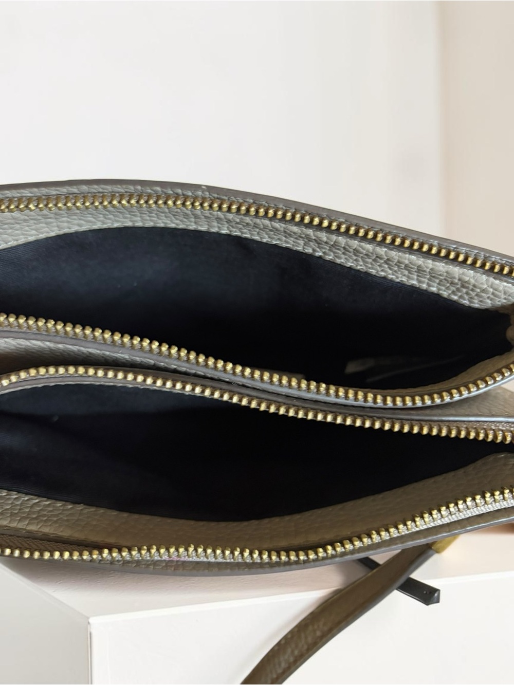 Marc Jacob Pebbled Crossbody Bag in Light Gray and bracelet - Picture 8 of 8